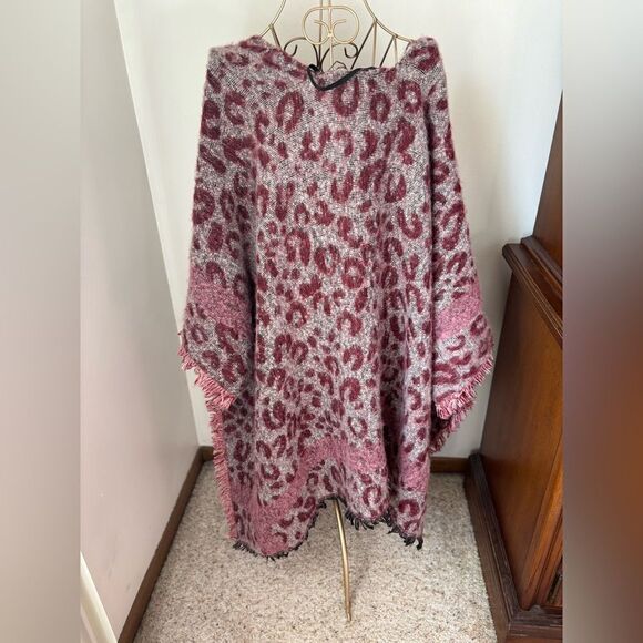 Vince Camuto burgundy leopard print wool cape with fringe - Picture 6 of 10